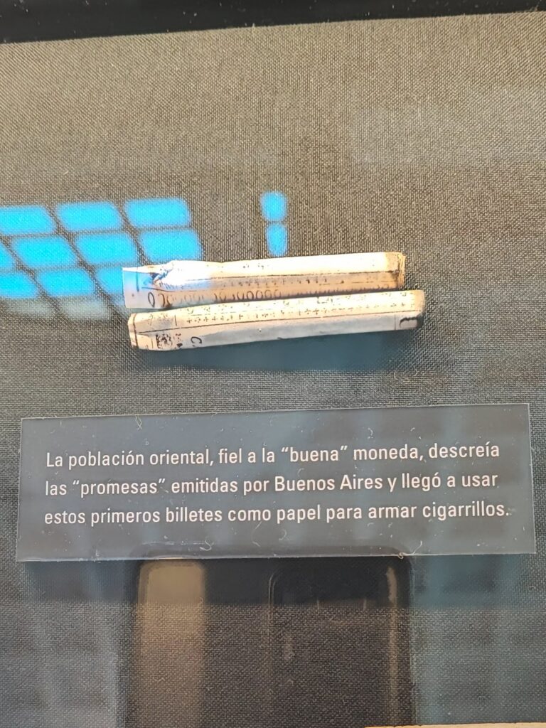 ガウチョと通貨の博物館の展示。タバコの巻紙にされたアルゼンチンの紙幣。