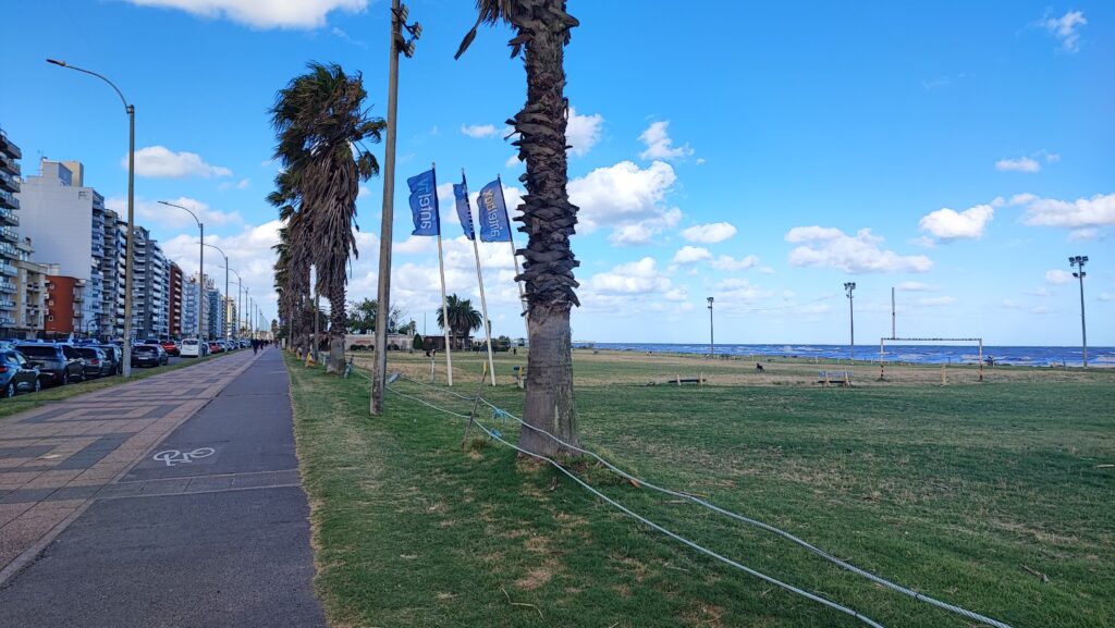 ウルグアイの首都モンテビデオの海沿いの歩道