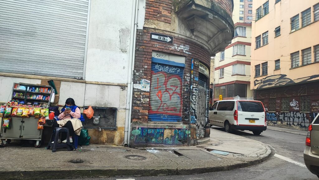 グラフィティだらけのコロンビアの首都ボゴタの街頭